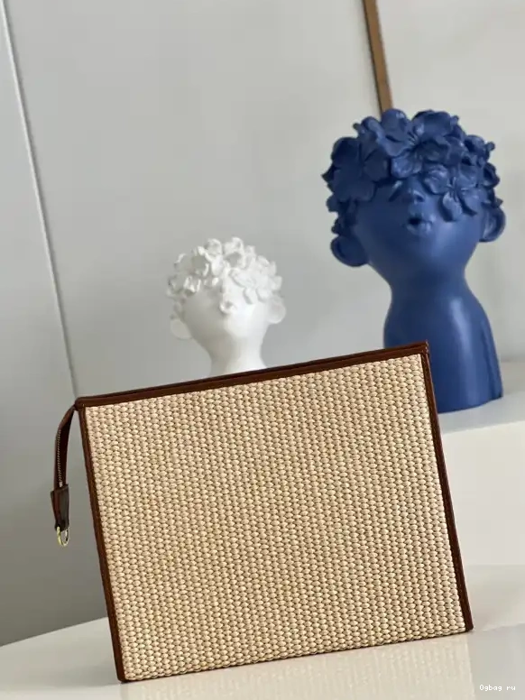 LOUIS ON TOILETRY CHAIN POUCH VUITTON 0606